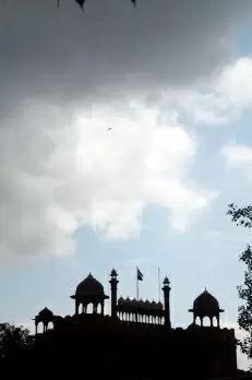 Cloudy sky over Delhi, light rain expected